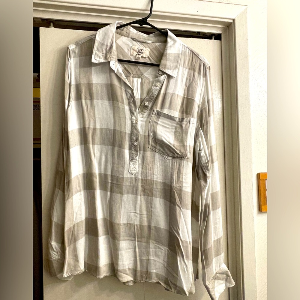 Cute flowy partly button down blouse